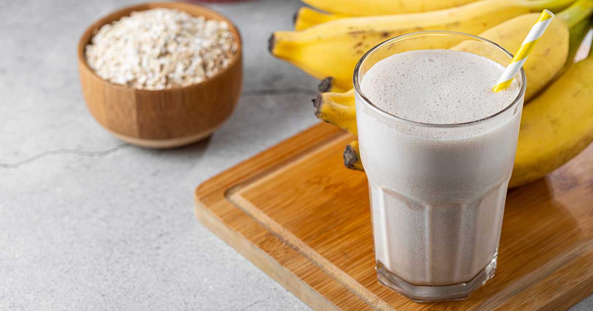 Bild zeigt Bananensmoothie mit Proteinpulver zum Abnehmen